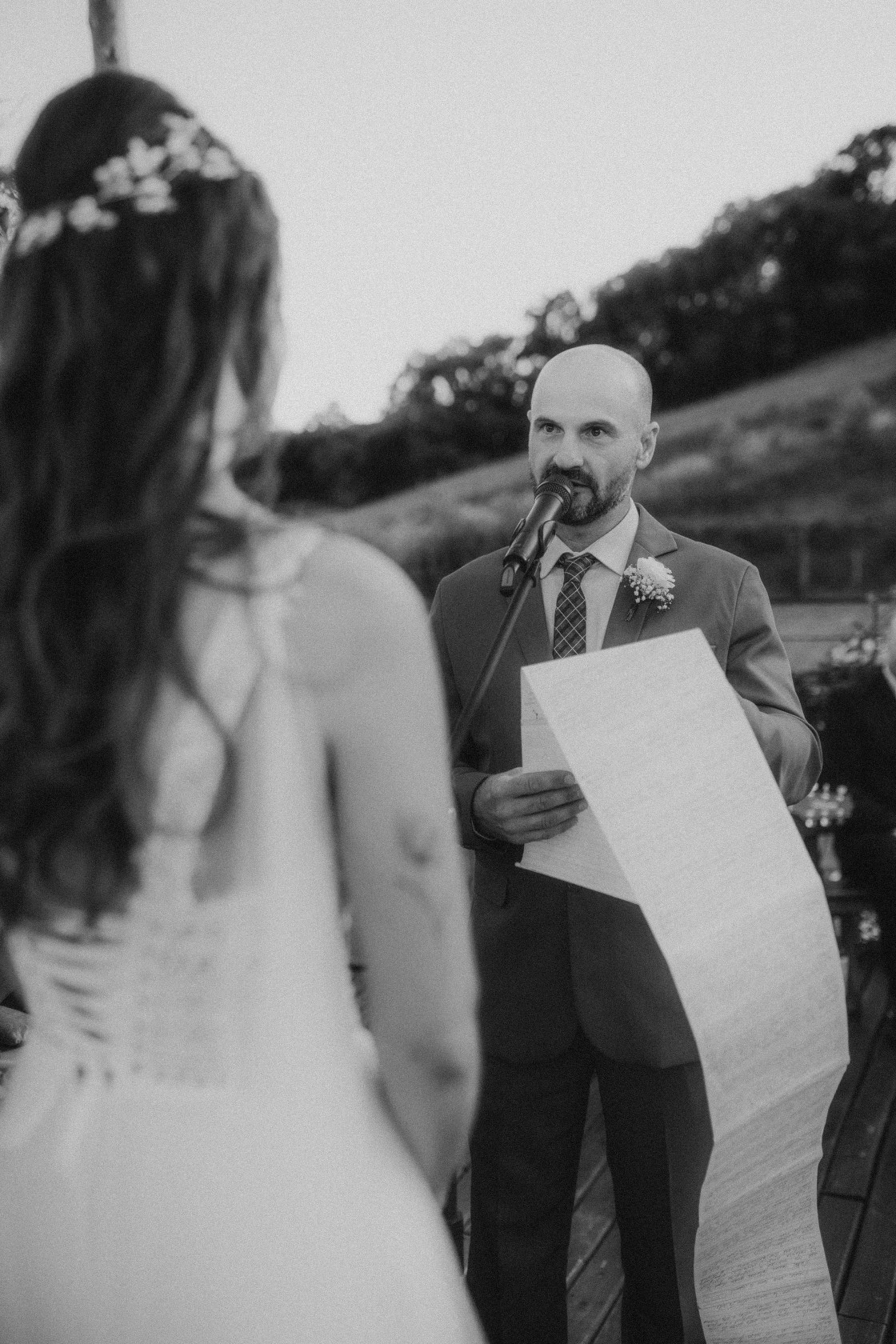 Noivo lendo os votos - fotografia de casamento
