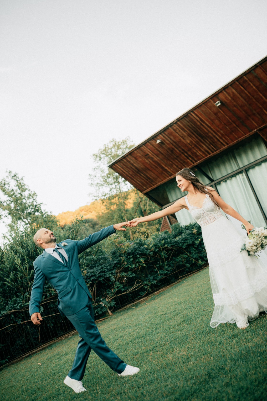 Noivos se divertindo - fotografia de casamento
