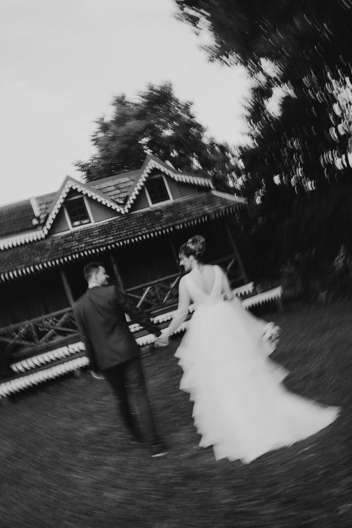 Noivos caminhando de mãos dadas - fotografia de casamento