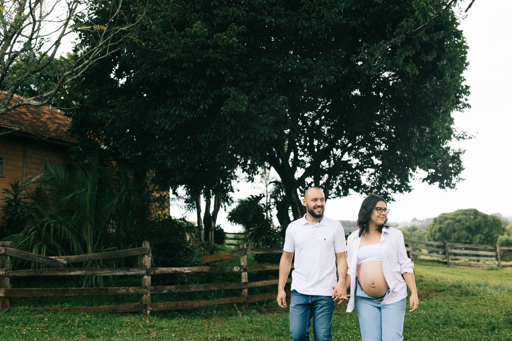 Gestante e marido caminhando juntos