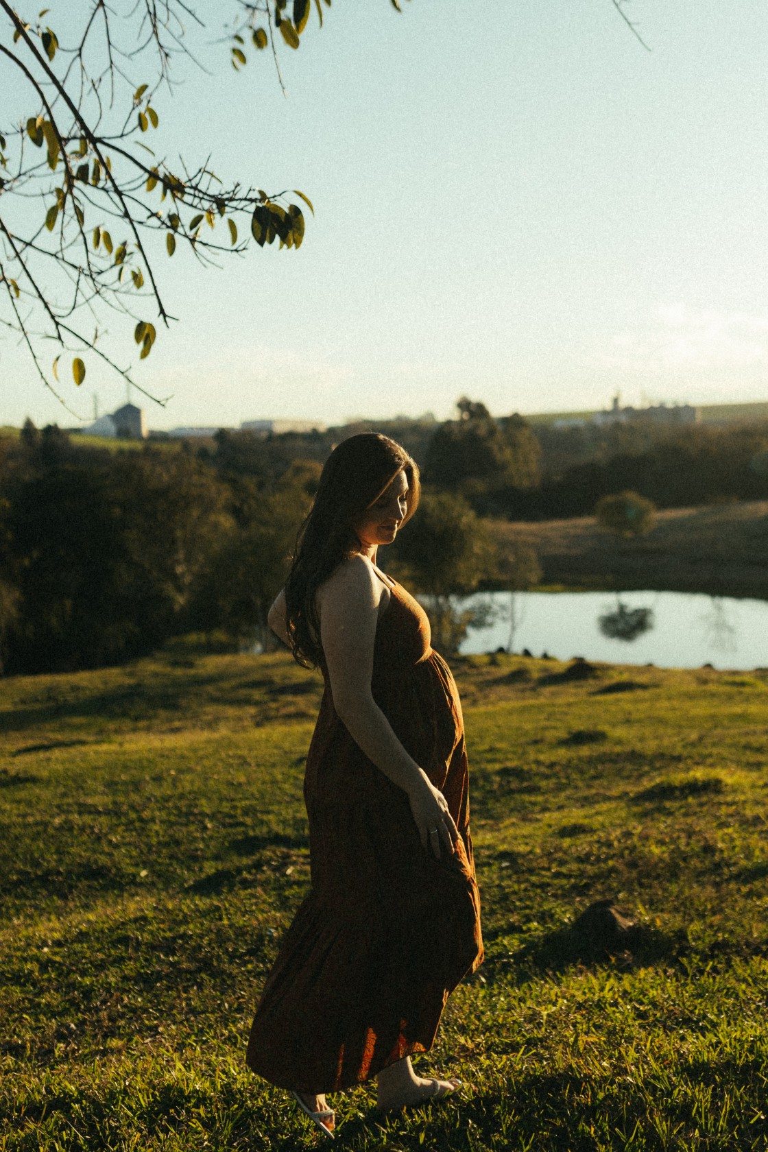 Gestante fotografada no entardecer