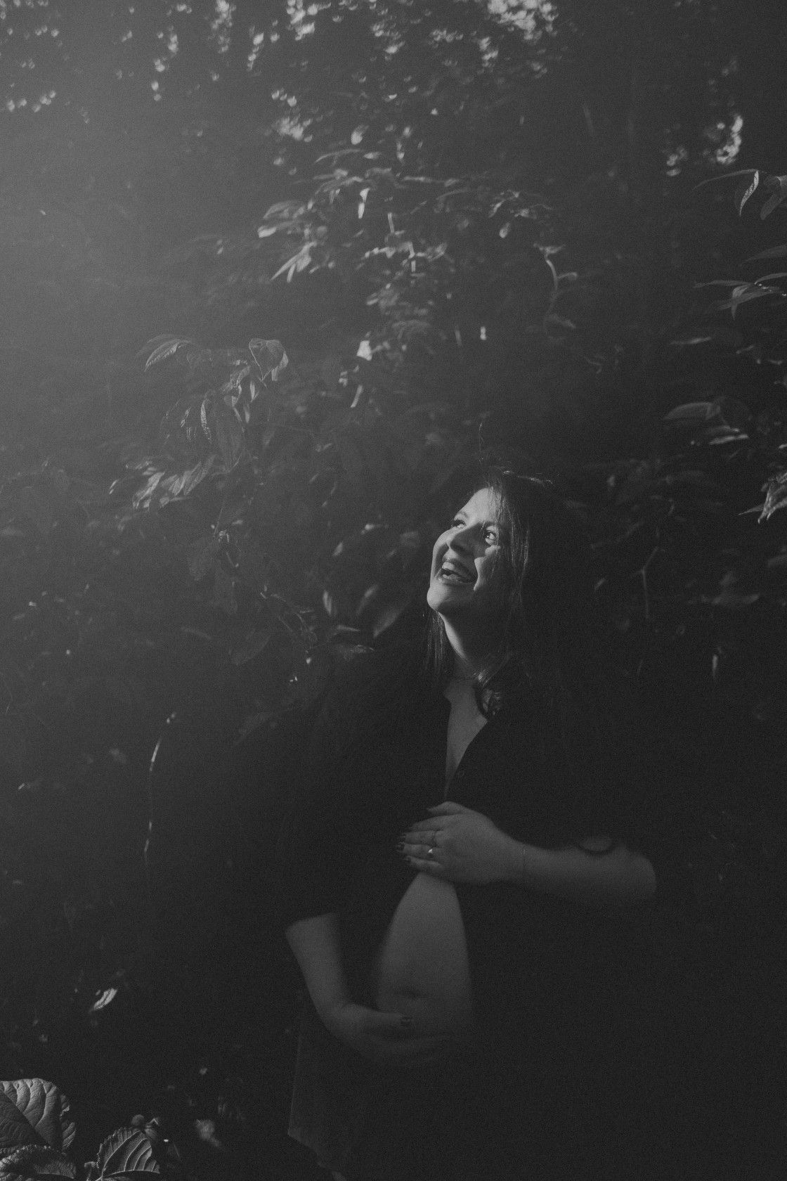 Gestante sorrindo em ensaio fotográfico