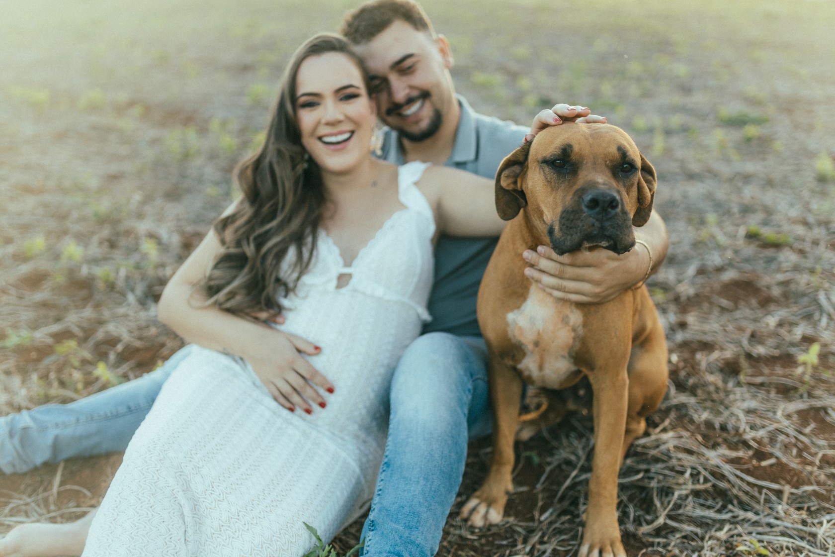 Gestante posando com o cachorro