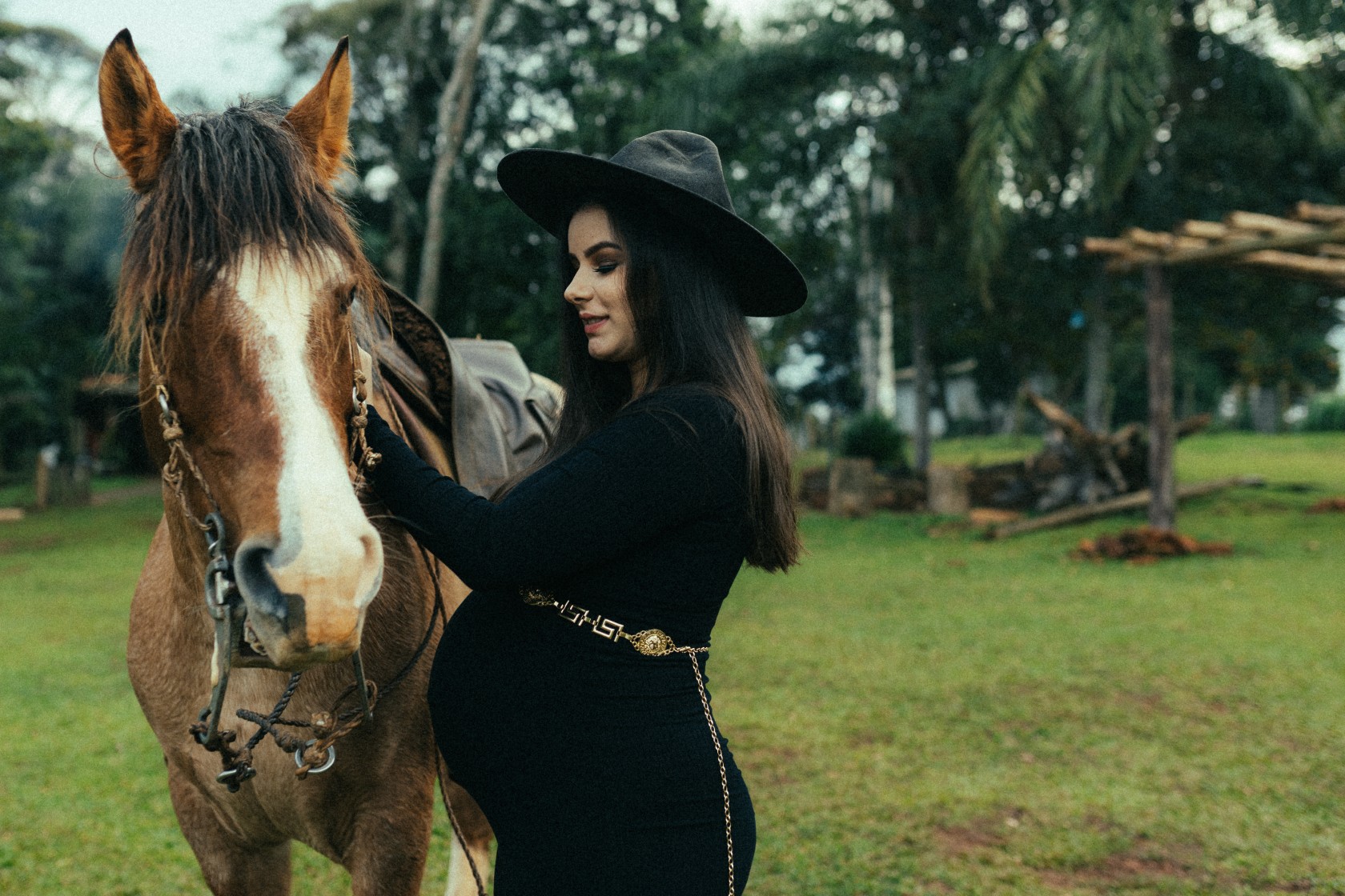 Gestante posando com o cavalo